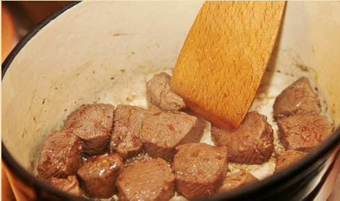 1. Этап. Жаркое по-ланкаширски: 1. Масло прогреваем на сковороде, обжарим в нем баранину, порезанную небольшими кусочками. Немного солим и перчим. Выкладываем пока на тарелку.