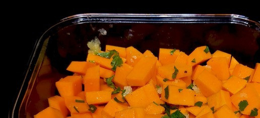 1. Этап. Запеканка из тыквы с мясной начинкой: Нарежьте тыкву кубиками и поместите её в форму для запекания. Полейте одной столовой ложкой растительного масла, добавьте щепотку соли и чёрного перца. Запекайте в духовке при температуре 200°C в течение 20 минут, пока тыква не станет мягкой.