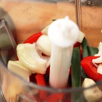 1. Этап. Котлеты из индейки с кисло-сладким соусом: Складываем в чашу блендера паприку, репчатый лук, зеленый лук, чеснок, имбирь, наливаем соевый соус и рисовый уксус.