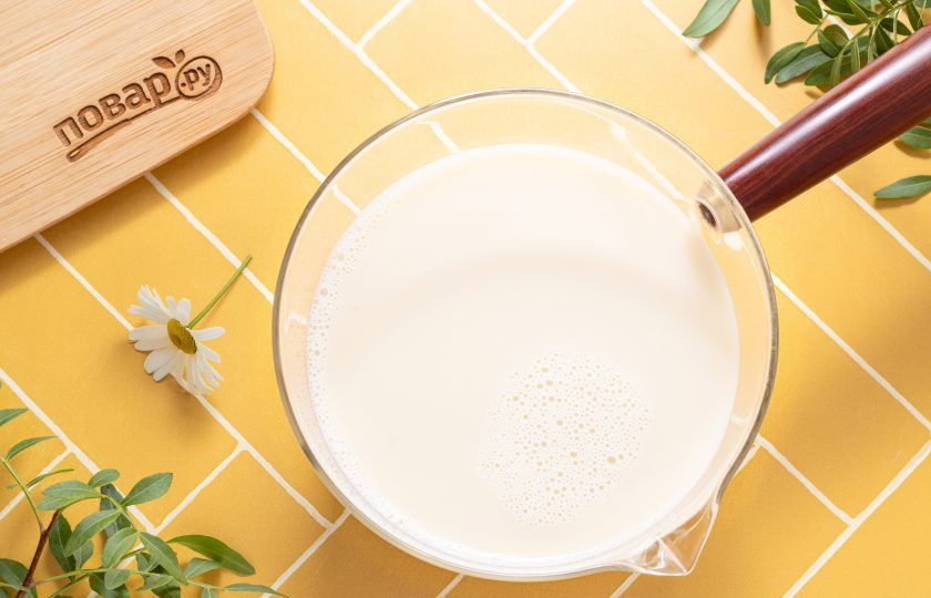 1. Этап. Какао с ромашкой: Соедините заваренную ромашку с молоком и доведите почти до кипения.