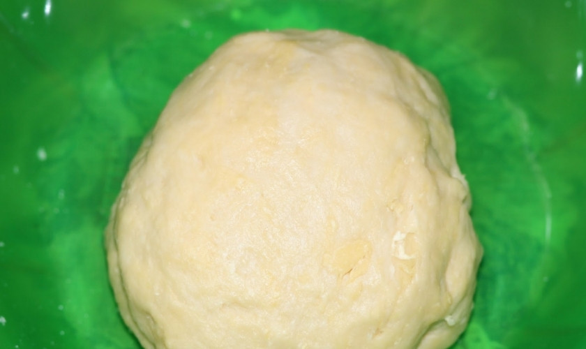 1. Этап. Тесто на вареники с картошкой: 3. Вот такое получается гладкое тесто. Из него уже лепим вареники с картошкой, варим их и едим.