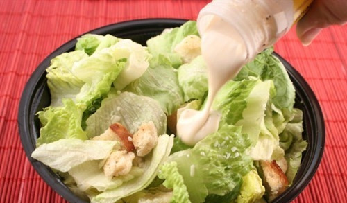 1. Этап. Салат Цезарь с майонезом: Листья салата заправить майонезом и перемешать. Выложить крутоны, полить несколькими ложками майонеза. Посыпать тертым пармезаном и подать салат на стол, пока сухарики еще не впитали соус и остаются хрустящими. Приятного аппетита!