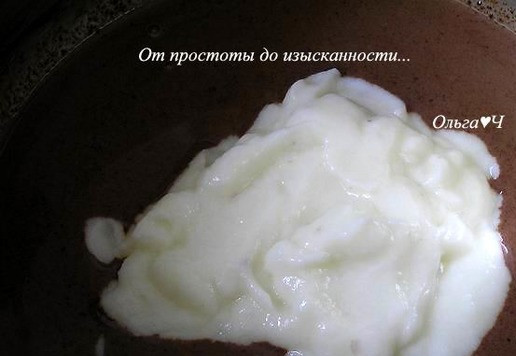 1. Этап. Торт Два шоколада и лесные ягоды: Добавьте половину заварного крема.