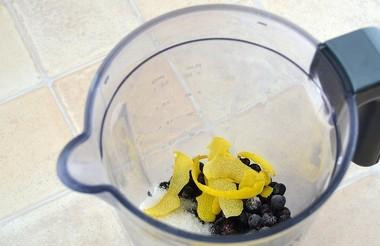 1. Этап. Морс из черной смородины: В блендер кладем цедру лимона, смородину и сахар.