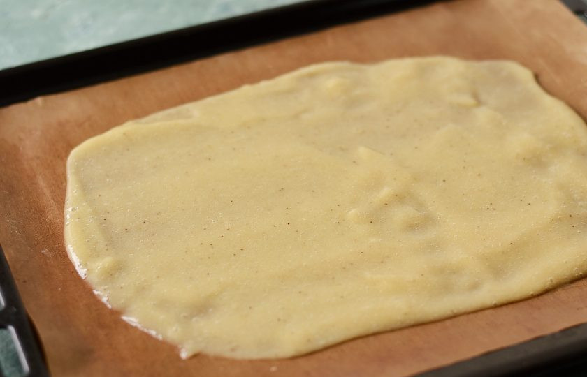 1. Этап. Банановая пастила: Вылейте получившееся пюре на силиконовый коврик или пергамент для запекания. Разровняйте тонким слоем. Выпекайте в духовке при температуре 135 градусов около 3 часов.