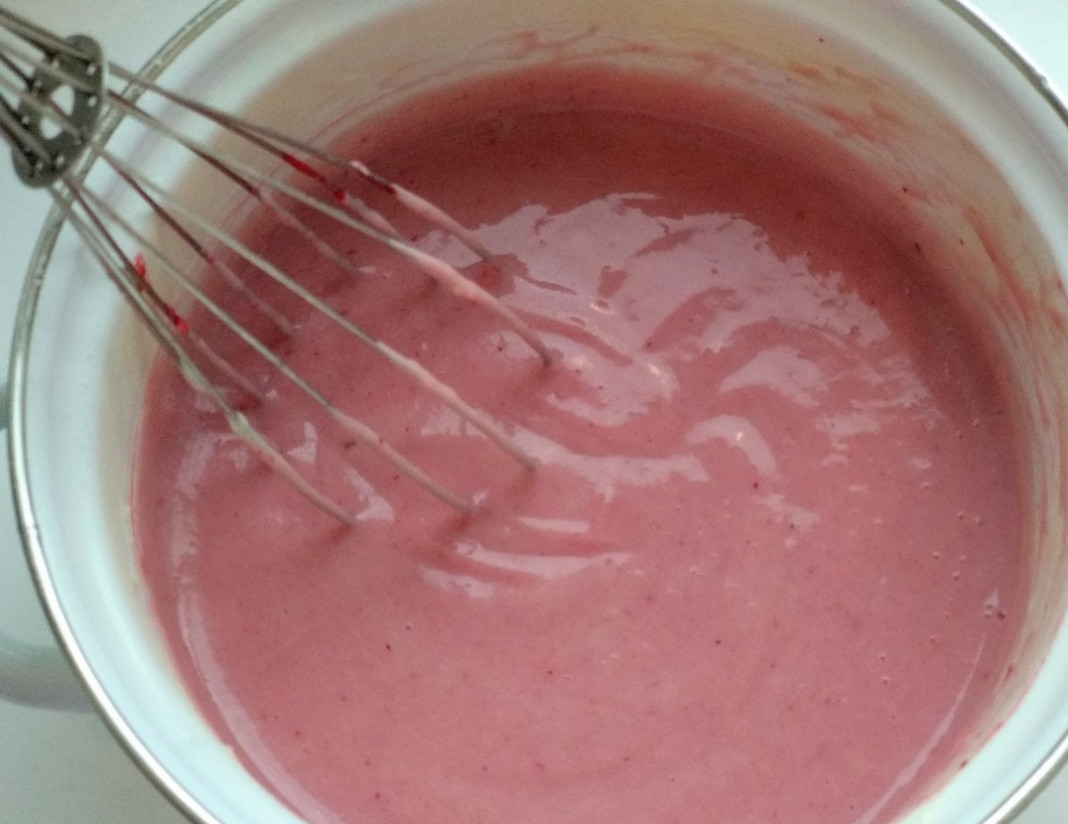 1. Stage. Cranberry custard sauce: Stir. The sauce is ready.