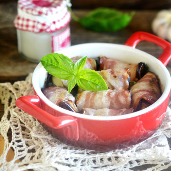 Рулетики из баклажанов с беконом