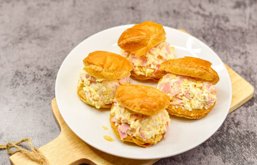 1. Этап. Закуска «Ракушки» из слоеного теста с начинкой: Каждую заготовку из теста разрежьте вдоль, но не до конца. Наполните заготовку приготовленной начинкой. Подавайте закуску к столу.