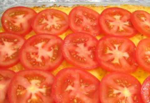 1. Этап. Лазанья с сыром и ветчиной: проложите тонким слоем мягкий сыр, на него кружочками порезанные оставшиеся помидоры и залейте все остатками соуса бешамель.