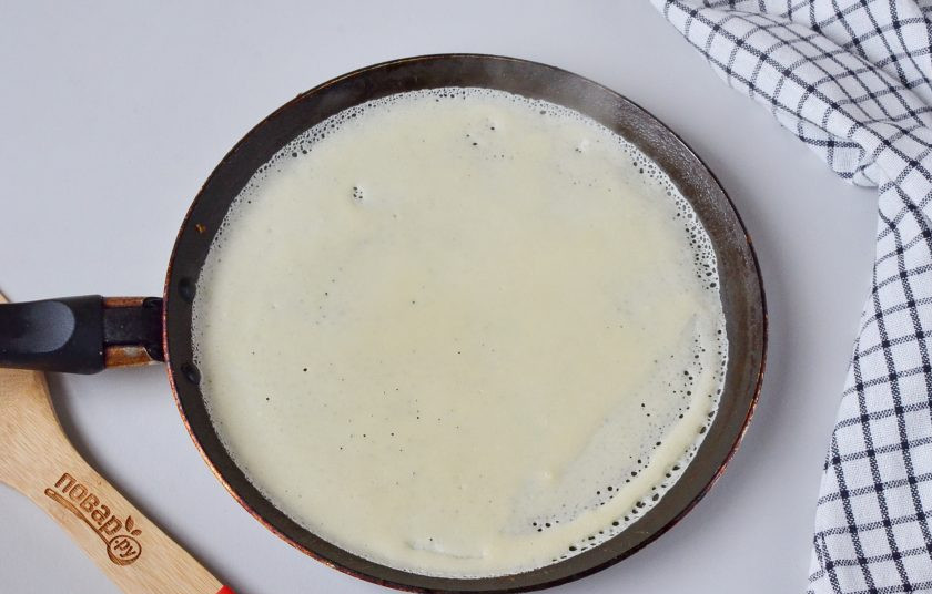 1. Этап. Блинчики с фруктовой начинкой: Разогрейте блинную сковороду. Если она антипригарная, то смазывать ее не нужно. Наливайте тесто, и круговым движением руки распределяйте по всему периметру сковороды.