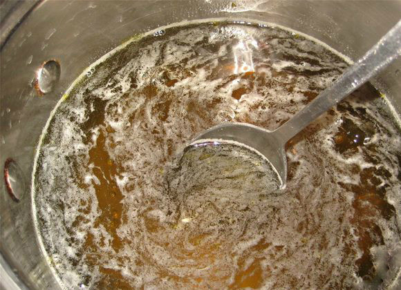 1. Этап. Варенье из одуванчиков с цветками: 4. Добавьте сахар, когда отвар из одуванчика закипит. Добавляйте сахар постепенно, постоянно помешивая. После чего варите все в течение 13-15 минут.