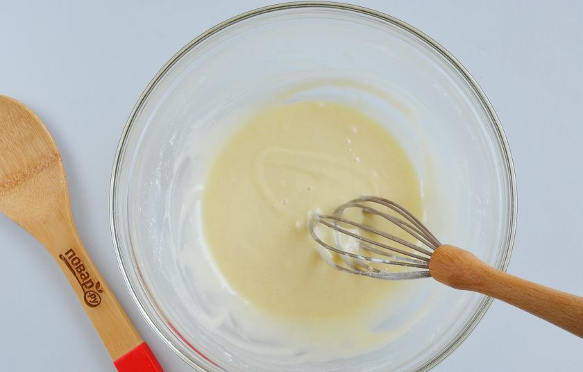 1. Этап. Печенье с пожеланиями: Хорошо перемешайте венчиком тесто для печенья, оно не густое, по консистенции должно быть как сгущенка.