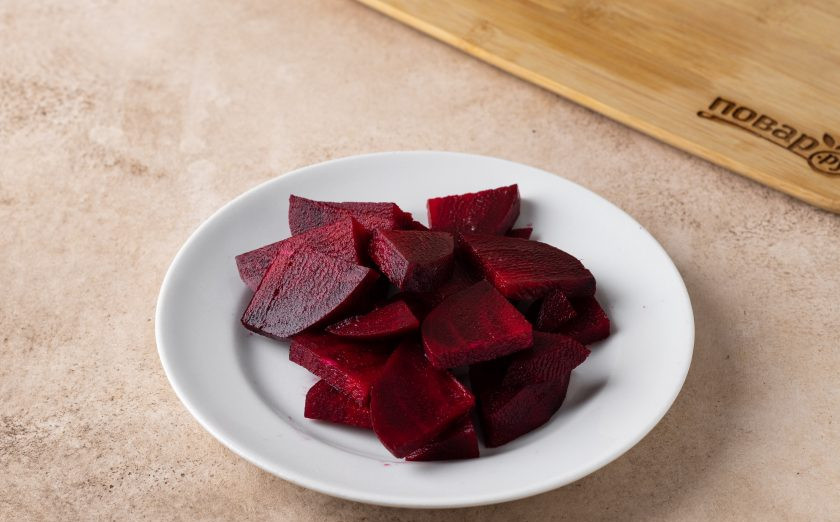 1. Этап. Репа на зиму: Свеклу очистите, нарежьте ломтиками такой же толщины, как репа.