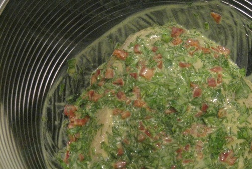 1. Этап. Индейка в духовке в рукаве: Кусок филе индейки натрите получившимся маринадом. Это нужно сделать тщательно, будто массажируя кусок мяса. Затем замотайте ее в пищевую пленку или поставьте под гнет. Отправьте в холодильник на 2 часа.