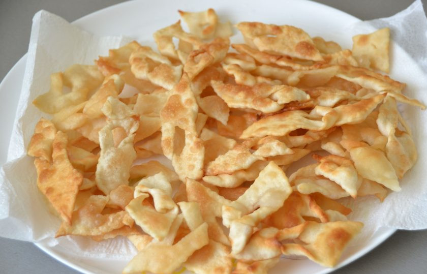 1. Этап. Хворост на пиве: Готовый хворост выкладывайте на бумажное полотенце, чтобы избавиться от остатков масла.