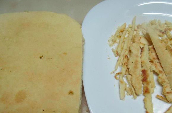 1. Этап. Торт на скорую руку: Остывшие коржи, уложив друг на друга, обрезаем, чтобы получить ровную форму. Обрезки измельчаем в крошку. Коржи перемазываем кремом, а на верхний слой поверх крема сыплем крошку.