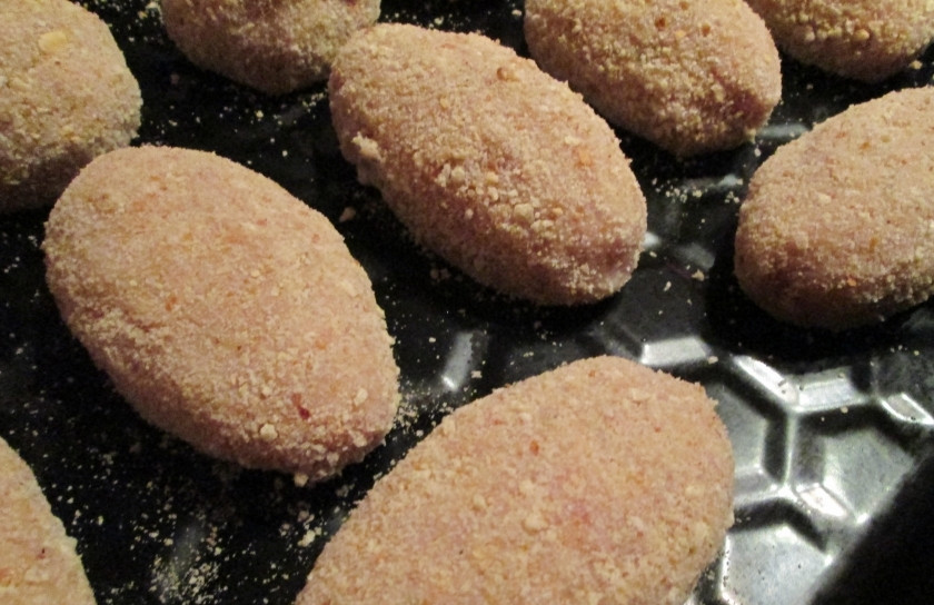 1. Этап. Котлеты из пикши: Выкладываем на смазанный маслом противень и отправляем в духовку на 50 минут при 180 С. Готовые котлеты из пикши подаем горячими с картофельным пюре или гречневой кашей. Приятного аппетита)