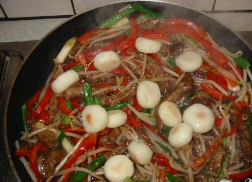 1. Этап. Тайская зажарка: 4. Добавить нарезанный перец, стручковую фасоль и зеленый лук и пассировать 2 минуты. Добавить красное вино и воду, накрыть крышкой и готовить 1 минуту. Выложить на тарелку и подать с гарниром. К тайской зажарке хорошо подойдет рис, приготовленный по тайскому рецепту.