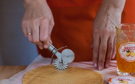 1. Этап. Быстрый пирог с повидлом: Из оставшейся половины теста сделайте сетку или решетку, раскатав и порезав тесто на полоски.