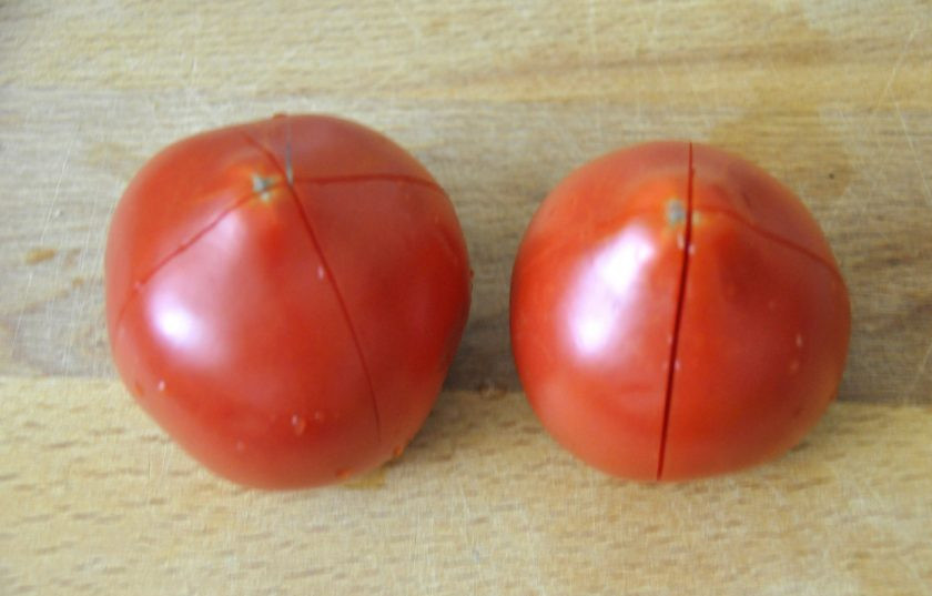 1. Этап. Греческая закуска Мелидзана: Сделайте крестообразные надрезы на помидорах.