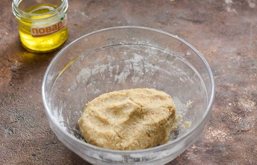 1. Этап. Овсяное печенье без сахара с медом: Замесите тесто. Параллельно разогрейте духовку до 180 градусов.