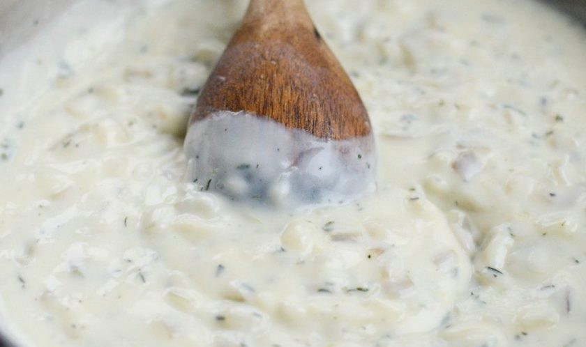 1. Этап. Картофель со сметаной и сыром: 5. Далее влейте тёплое молоко и бульон. Помешивая, варите соус до загустения.