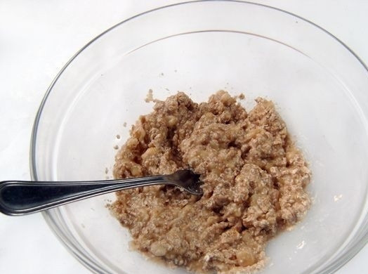 1. Этап. Банановое печенье с овсяными хлопьями: 3. Далее необходимо вилкой размять массу до однородности. Не стоит использовать тут технику, так как блендер превратит массу в пюре.