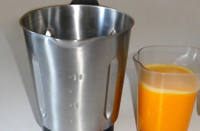 1. Этап. Желе из апельсинового сока: Несколько долек отложите в сторону для украшения. При помощи соковыжималки готовим апельсиновый сок. Засыпьте в него желе и доведите до кипения на медленном огне, помешивая.