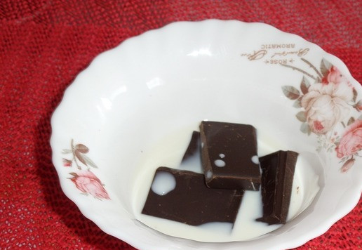 1. Этап. Шоколадный овсяноблин с бананом: В миску выкладываем шоколад (я взяла горький 70%). Молоко подогреваем в микроволновой печи и заливаем шоколад. Хорошо перемешиваем.