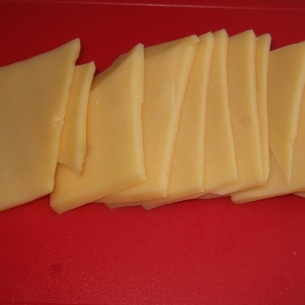 1. Этап. Свинина в духовке: Сыр нарезаем тонкими пластинками.