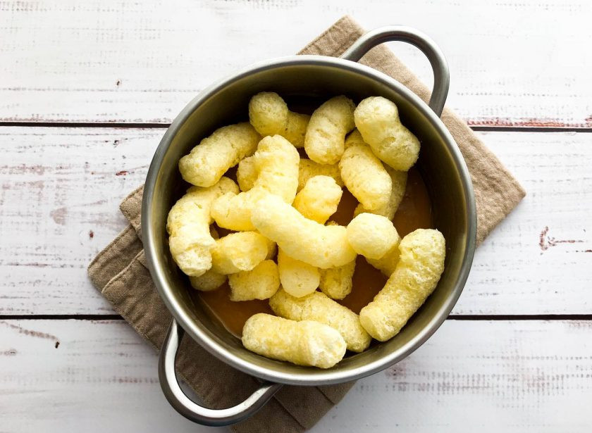 1. Этап. Колбаска из кукурузных палочек: Снимите смесь с огня, всыпьте кукурузные палочки и хорошо перемешайте.