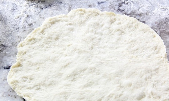 1. Этап. Хачапури по-грузински с сыром: 7. Разделите тесто на 4 равные части, каждую тоненько раскатайте.