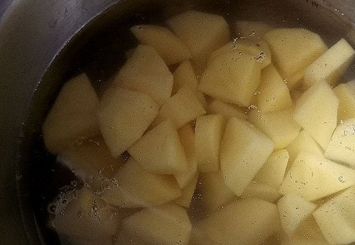 1. Этап. Солянка День 1 января: Картофель для солянки режем произвольно, заливаем водой в кастрюле и ставим на огонь. Варим его, пока будем делать заправку.