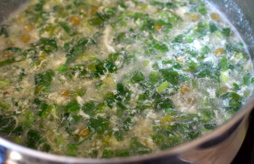 1. Этап. Суп с черемшой и зеленым горошком.: Заправьте суп взбитыми яйцами и доведите до кипения при помешивании. Снимите суп с огня и дайте настояться под крышкой минут 10.