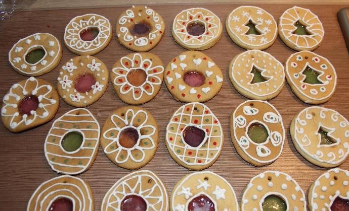 1. Этап. Новогоднее печенье на елку: Если у вас под рукой нет кондитерского мешка, просто сложите глазурь в полиэтиленовый пакет, отрежьте уголок и украсьте печенье узорами на ваш вкус. Можно разделить глазурь на части, смешать каждую с разноцветными пищевыми красителями и украшать глазурью разных цветов. Такое печенье отлично провисит на елке не меньше недели и сохранит свой замечательный вкус.