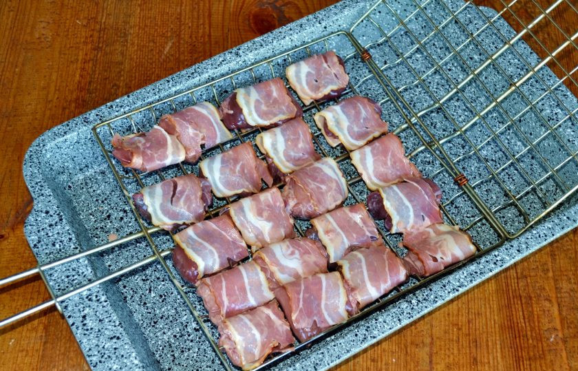 1. Этап. Печень в беконе на мангале: Жарить печень можно и на шампурах, но мне вариант с решеткой нравится больше.