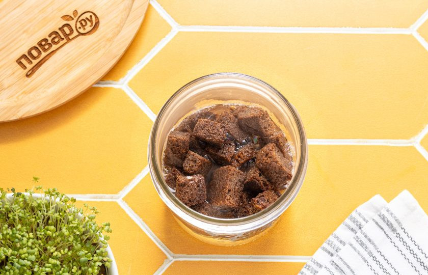 1. Этап. Закваска для кваса на дрожжах: Влейте горячую воду, перемешайте. Дождитесь, пока вода не остынет примерно до 36-37 градусов (она должна стать приятно теплой).