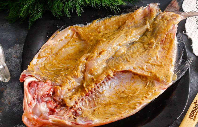 1. Этап. Лещ в духовке с чешуей: Разогрейте духовку до 180 градусов и натрите рыбу горчицей по всей поверхности.