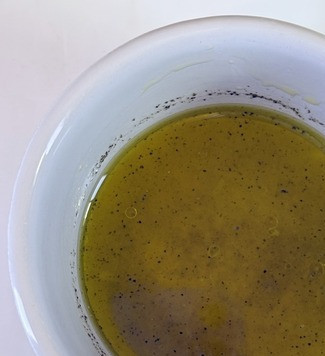 1. Этап. Салат из кольраби и феты: Из лайма/лимона выжать сок и смешать его с оливковым маслом, добавить по шепотке соли и перца, не забывая, что фета солёная. Я взяла 30 мл сока, кому покажется много, лучше сбрызнуть готовый салат лимонным соком.