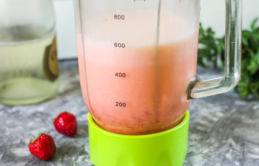 1. Этап. Шампанское с клубникой: Взбейте все содержимое чаши на пульсирующем режиме, а течение 2-3 минут, тщательно измельчая частички ягод.