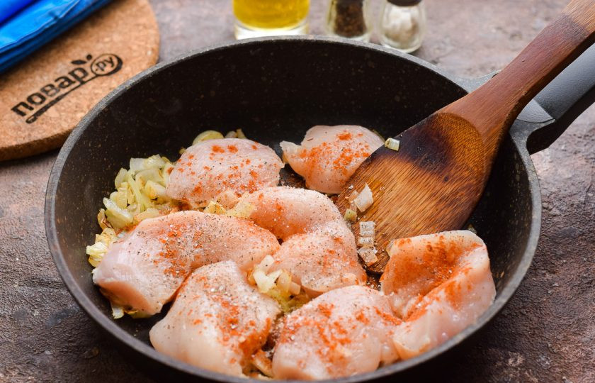 1. Этап. Жареная курица на сковороде: Переложите в сковороду кусочки курицы, посыпьте все солью, перцем и копченой паприкой.