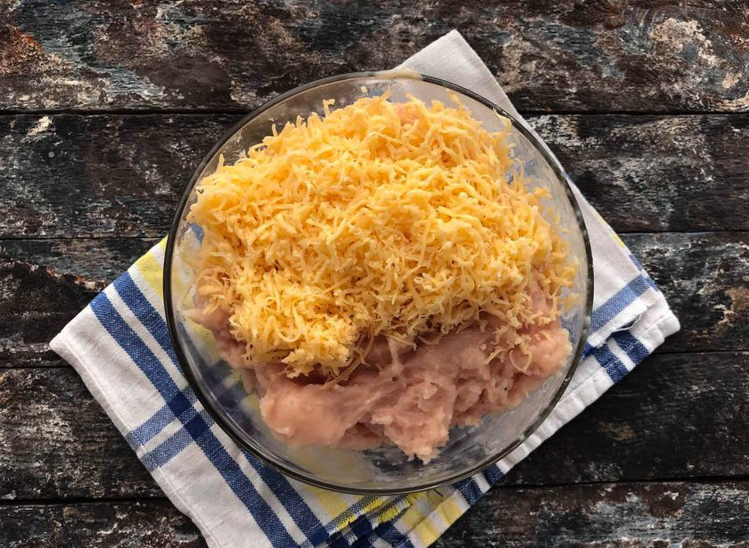 1. Этап. Домашние сосиски с сыром: Сыр натрите на мелкой терке, добавьте к остальным ингредиентам и хорошо перемешайте.