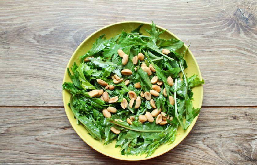 1. Этап. Салат из одуванчиков по-китайски: Добавьте в салат обжаренный арахис и перемешайте.