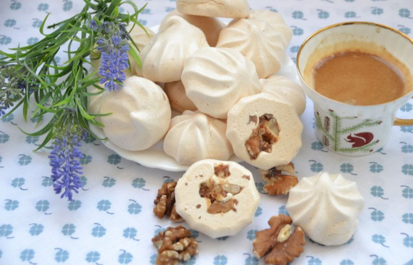 1. Этап. Безе с начинкой внутри: Безе с начинкой внутри гораздо интереснее на вкус. Отлично подойдут в качестве начинки сухофрукты, вяленая клюква, изюм. Можно добавить небольшие кусочки печенья, хлопьев или другие варианты на ваш вкус. В любом случае это вкусно и красиво!