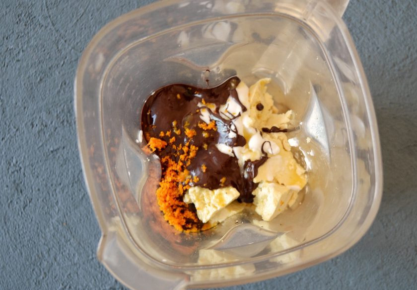 1. Этап. Пасха без творога: Измельчите блендером все ингредиенты, кроме орехов, до однородного состояния.