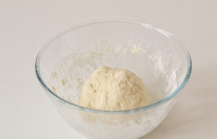 1. Этап. Хлеб с манкой: Скатайте тесто в шар, накройте пленкой. Оставьте в теплом месте на 1,5 часа.