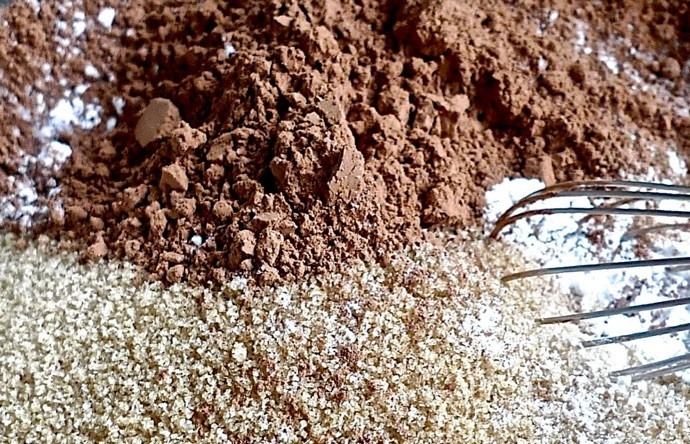 1. Этап. Шоколадные кексы с шоколадом: 2. В миску выложите муку, коричневый сахар, какао, разрыхлитель, соду, соль.