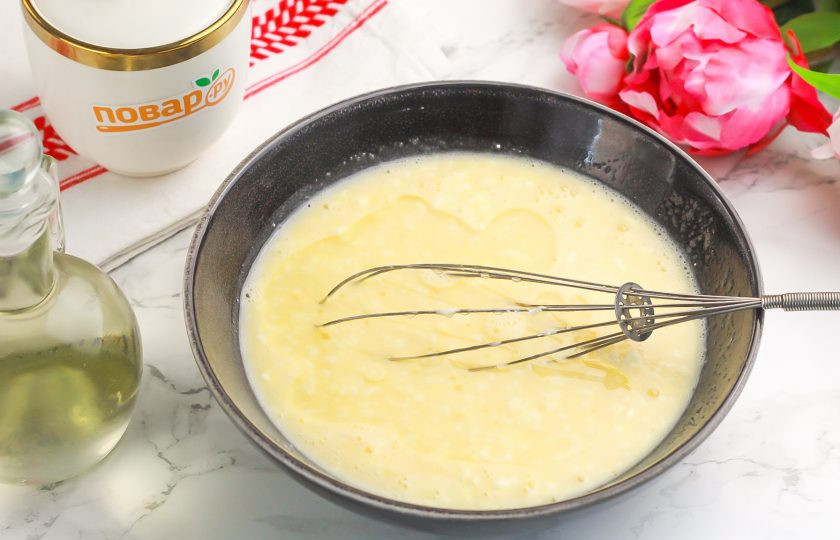 1. Этап. Творожные кексы в аэрогриле: Влейте растительное масло без аромата или замените его топленым сливочным.