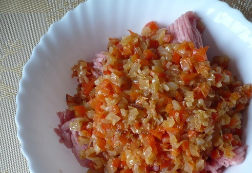 1. Этап. Мясные гнезда из фарша индейкиЗмейки: Добавить в фарш обжаренные овощи и очень хорошо перемешать.