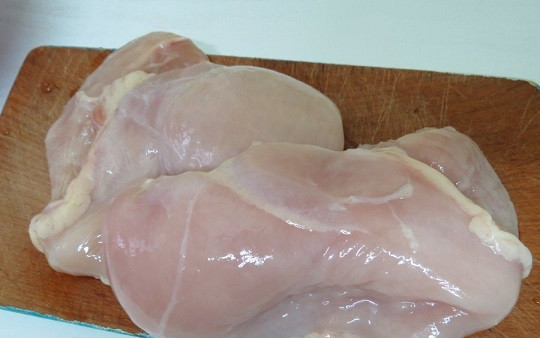 1. Этап. Драники с фаршем куриным: 1. Вымыть и обсушить куриное филе. Нарезать небольшими кусочками. Очистить луковицу.